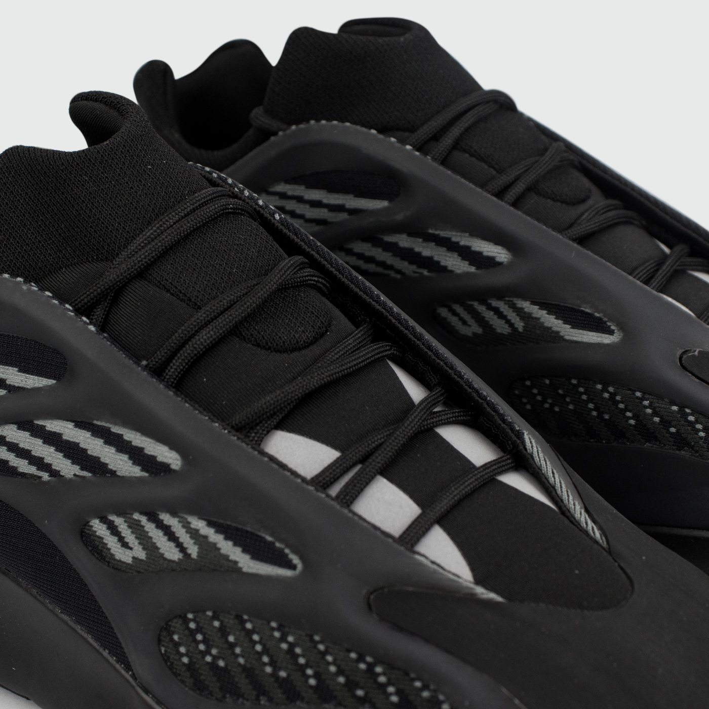 Кроссовки Adidas Yeezy Boost 700 v3 Wmns Alvah