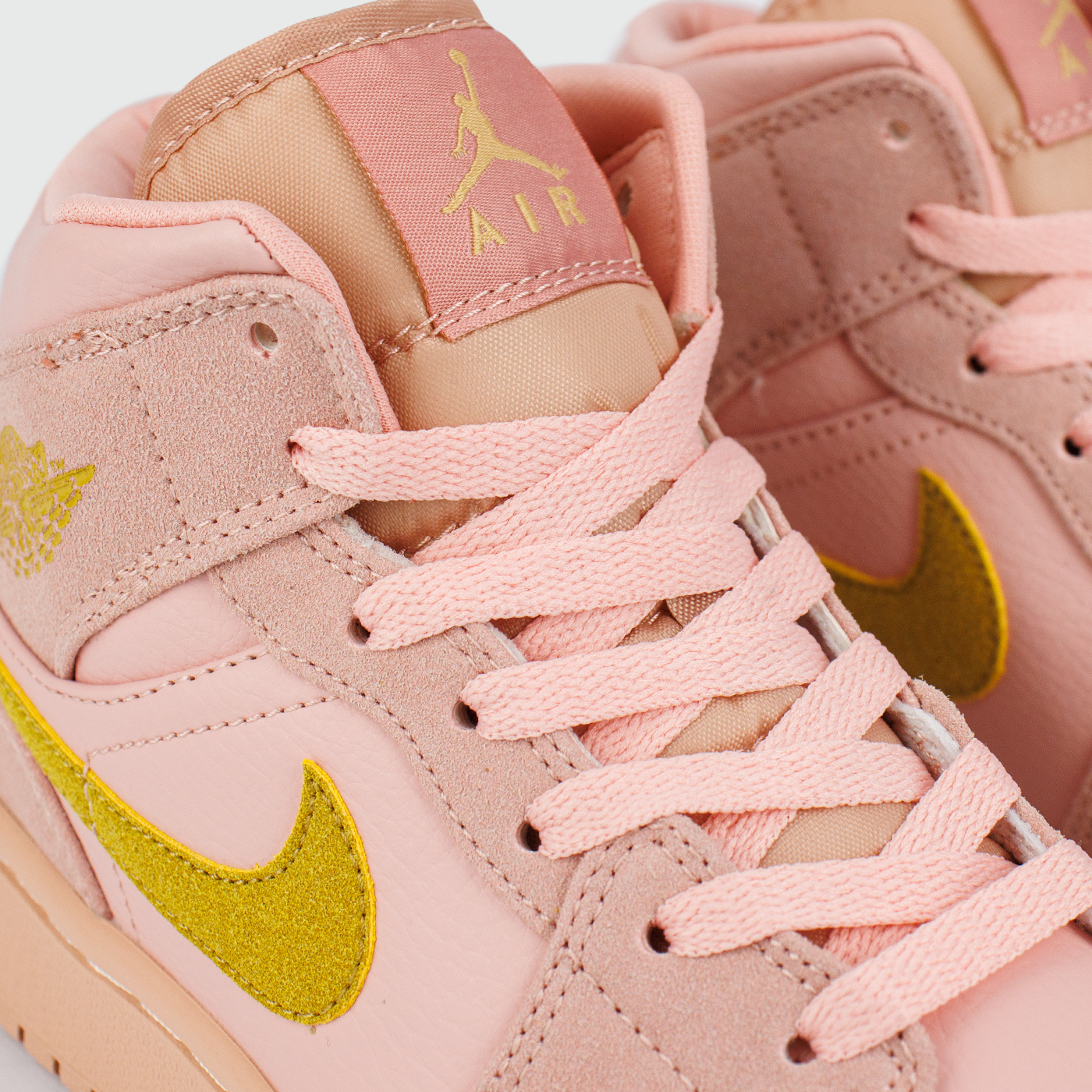 Кроссовки Nike Air Jordan 1 Wmns Coral Stardust Кроссовки Nike Air Jordan 1 Wmns Coral Stardust