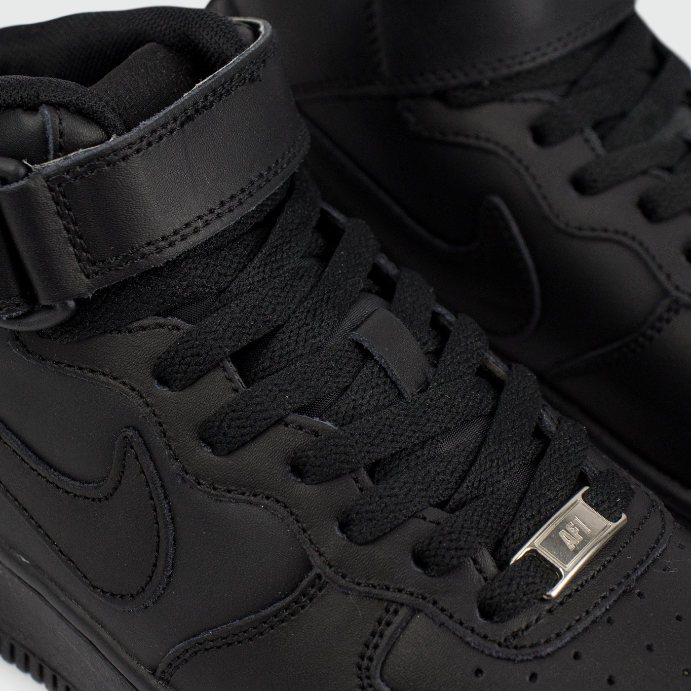 Кроссовки Nike Air Force 1 Mid Wmns Triple Black Кроссовки Nike Air Force 1 Mid Wmns Triple Black