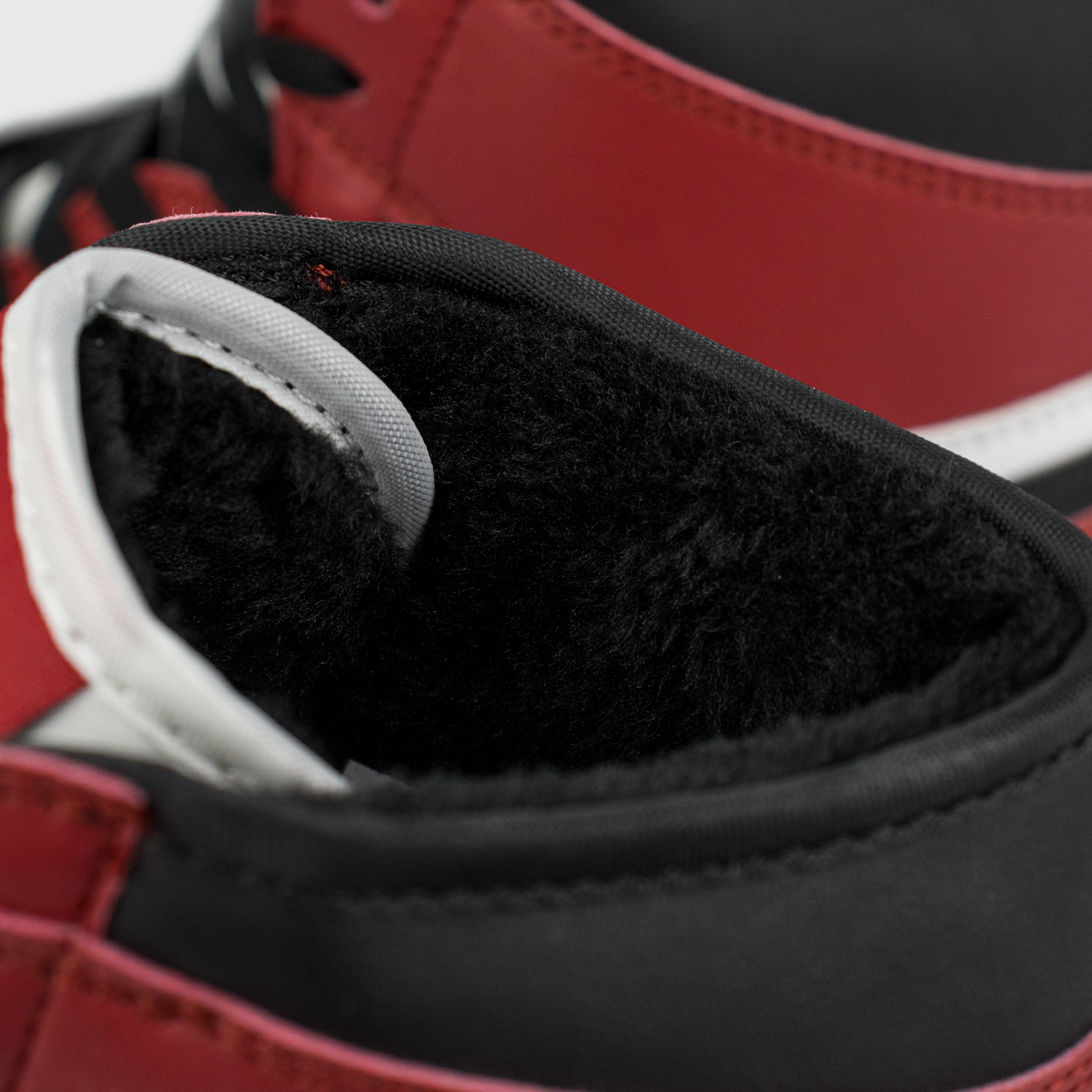Кроссовки Nike Air Jordan 1 Red / Black with Fur Кроссовки Nike Air Jordan 1 Red / Black with Fur