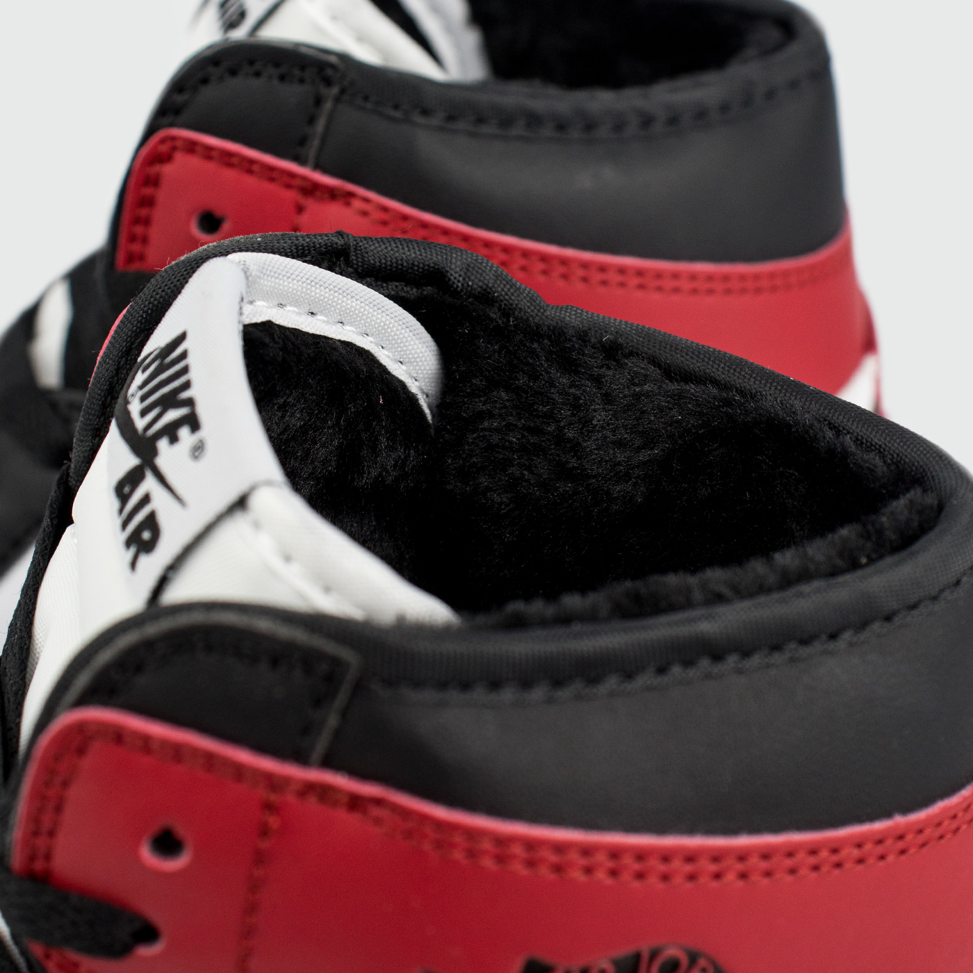Кроссовки Nike Air Jordan 1 Black Toe with Fur Кроссовки Nike Air Jordan 1 Black Toe with Fur