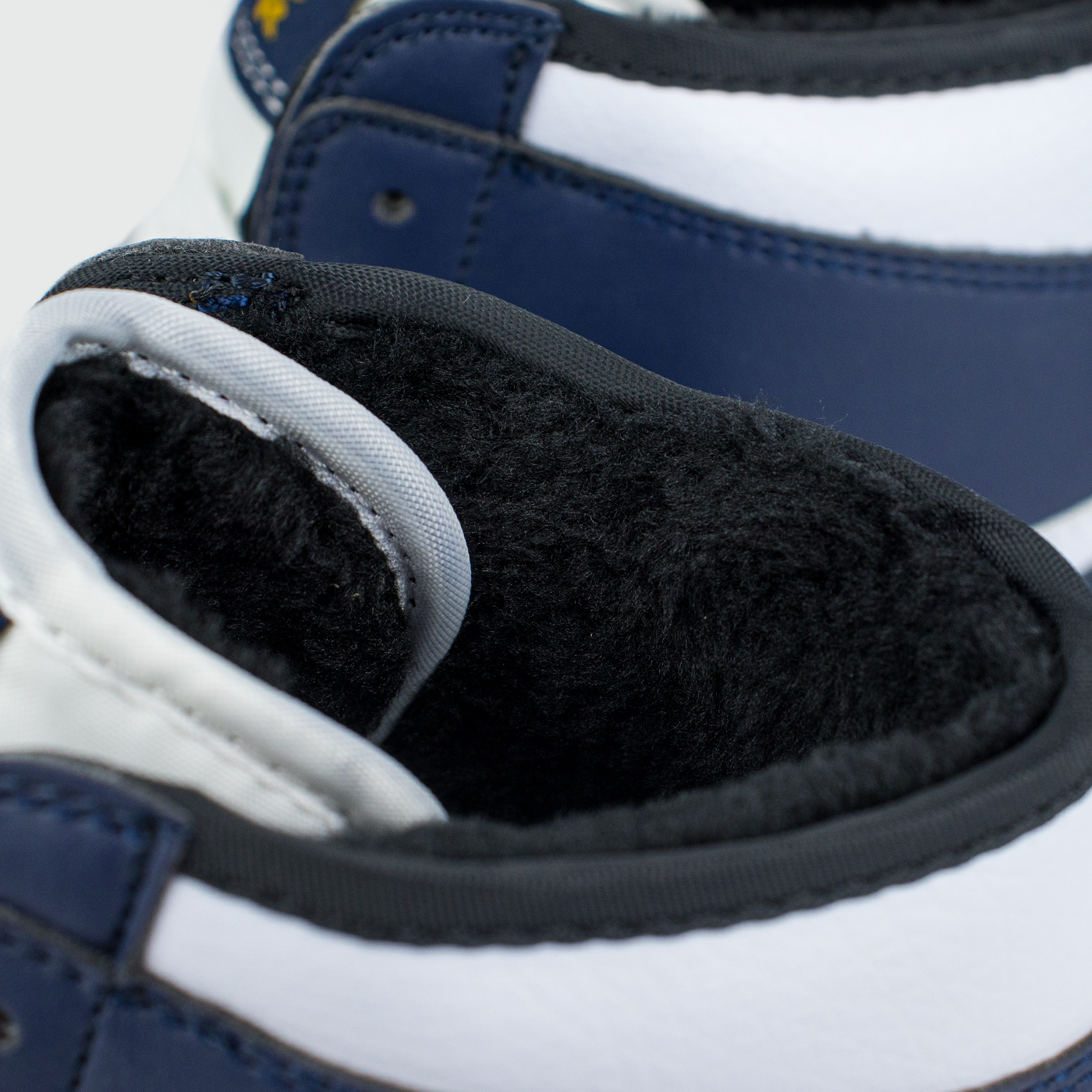 Кроссовки Nike Air Jordan 1 White / D.Blue with Fur Кроссовки Nike Air Jordan 1 White / D.Blue with Fur