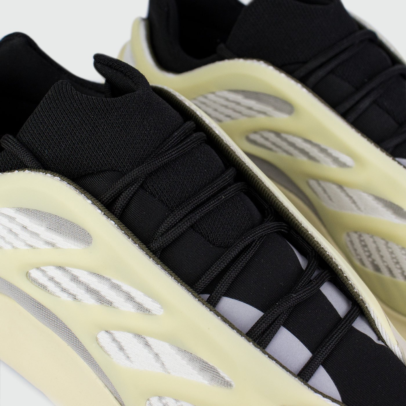 Кроссовки Adidas Yeezy Boost 700 v3 Wmns Azael Кроссовки Adidas Yeezy Boost 700 v3 Wmns Azael