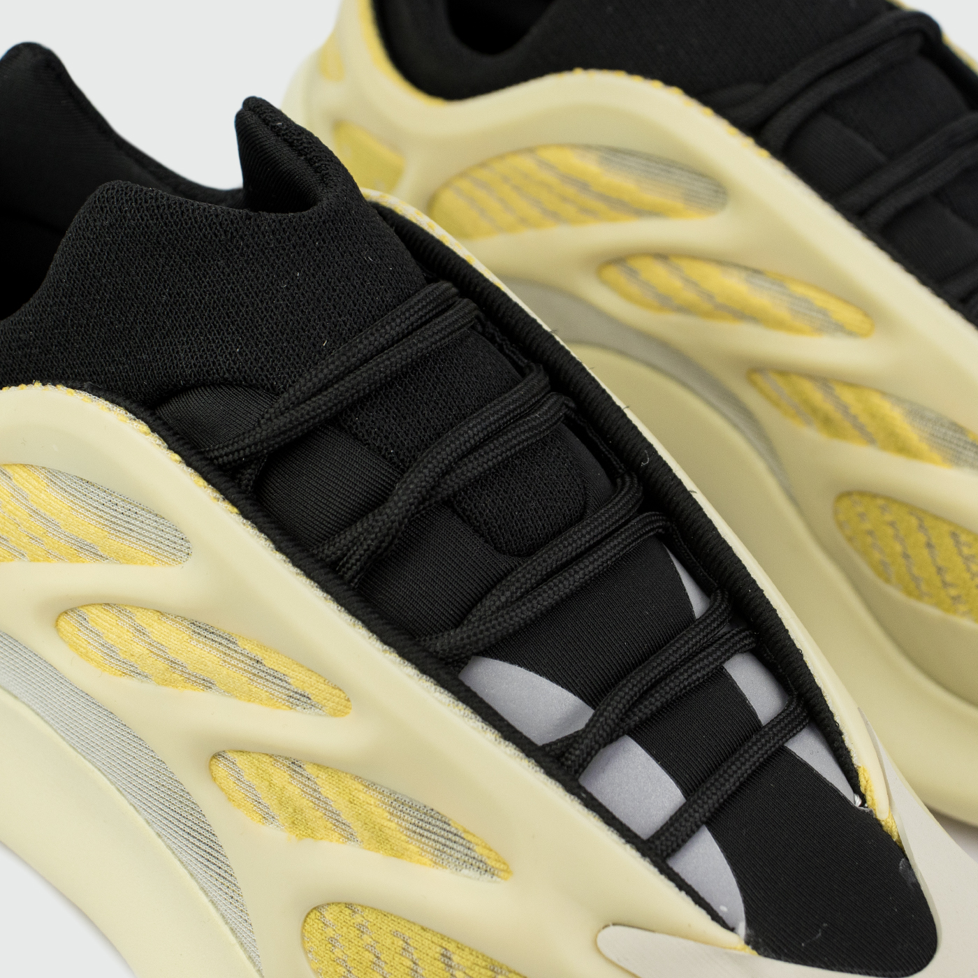 Кроссовки Adidas Yeezy 700 v3 Wmns Safflower Кроссовки Adidas Yeezy 700 v3 Wmns Safflower