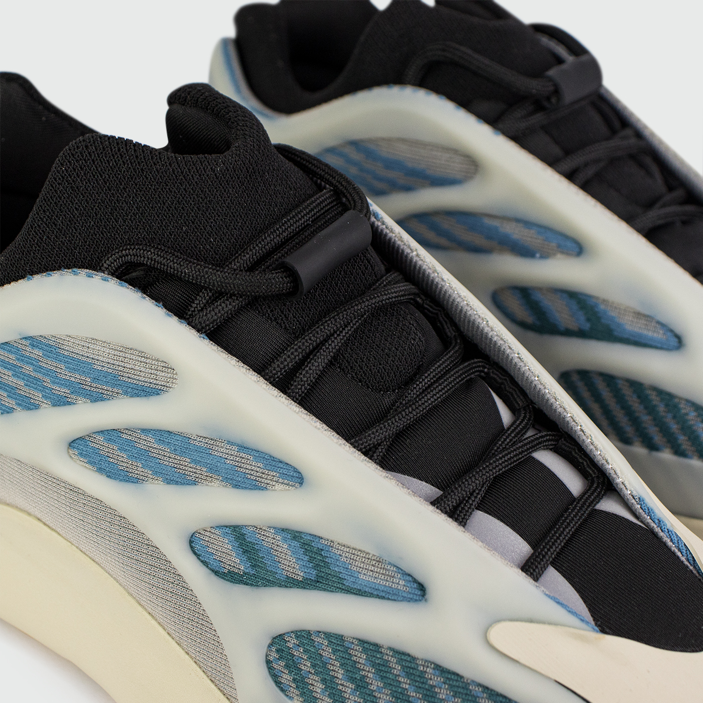 Кроссовки Adidas Yeezy Boost 700 v3 Wmns Kyanite Кроссовки Adidas Yeezy Boost 700 v3 Wmns Kyanite