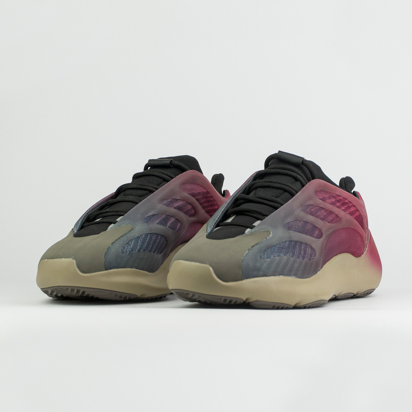 Кроссовки Adidas Yeezy Boost 700 v3 Wmns Fade Carbon Кроссовки Adidas Yeezy Boost 700 v3 Wmns Fade Carbon
