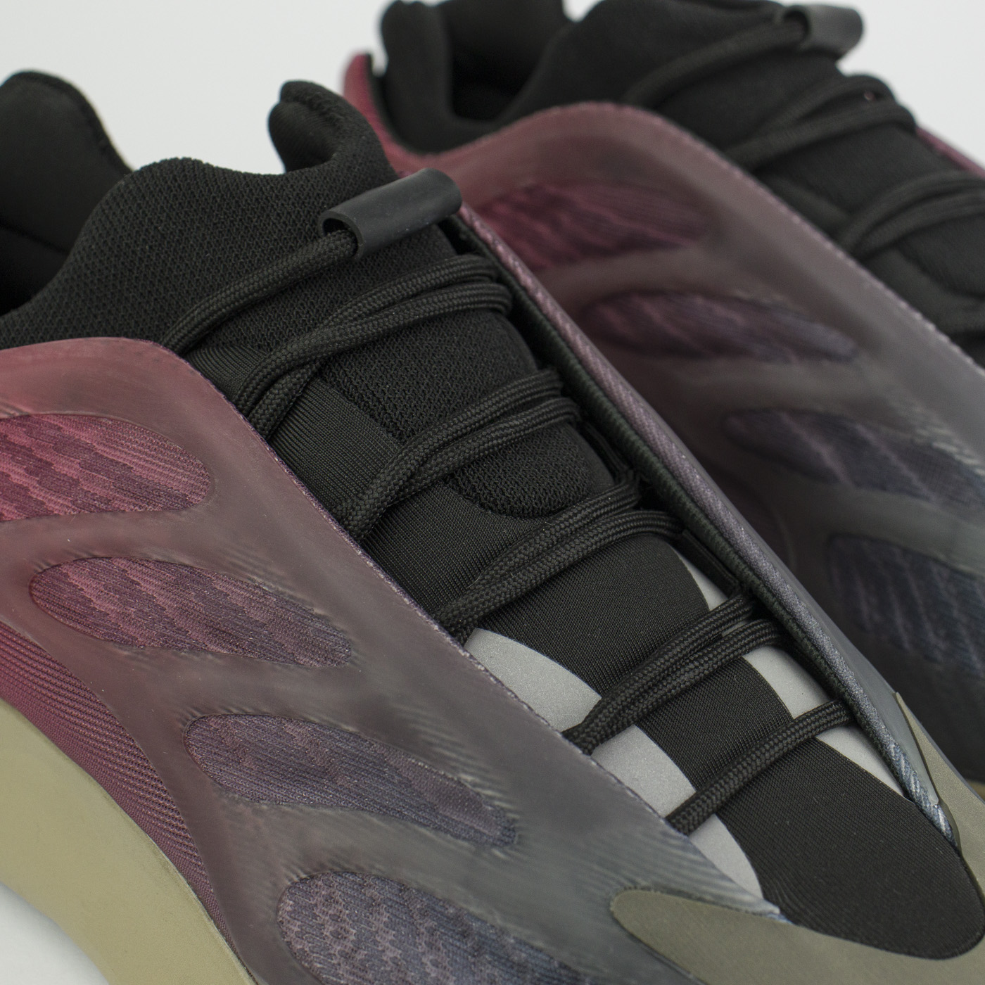 Кроссовки Adidas Yeezy Boost 700 v3 Wmns Fade Carbon Кроссовки Adidas Yeezy Boost 700 v3 Wmns Fade Carbon
