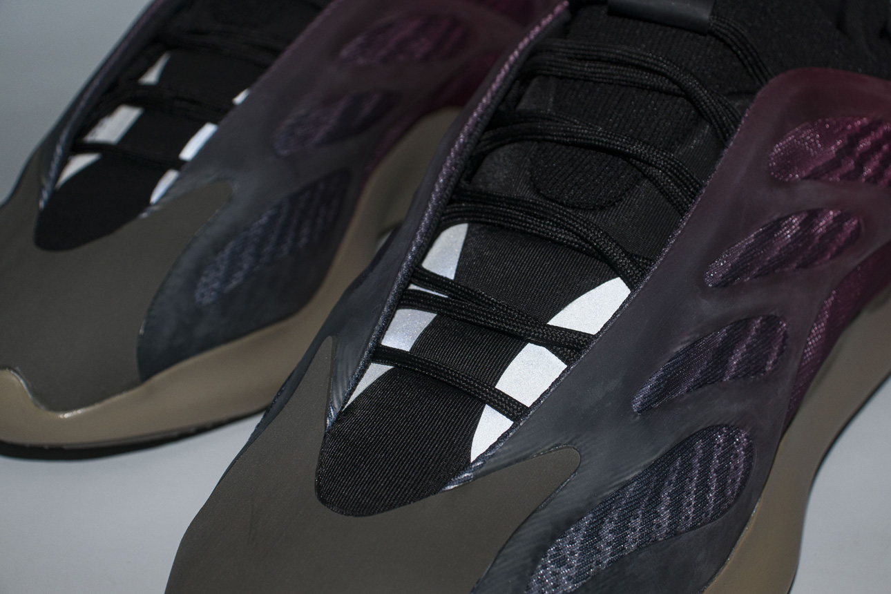 Кроссовки Adidas Yeezy Boost 700 v3 Wmns Fade Carbon Кроссовки Adidas Yeezy Boost 700 v3 Wmns Fade Carbon
