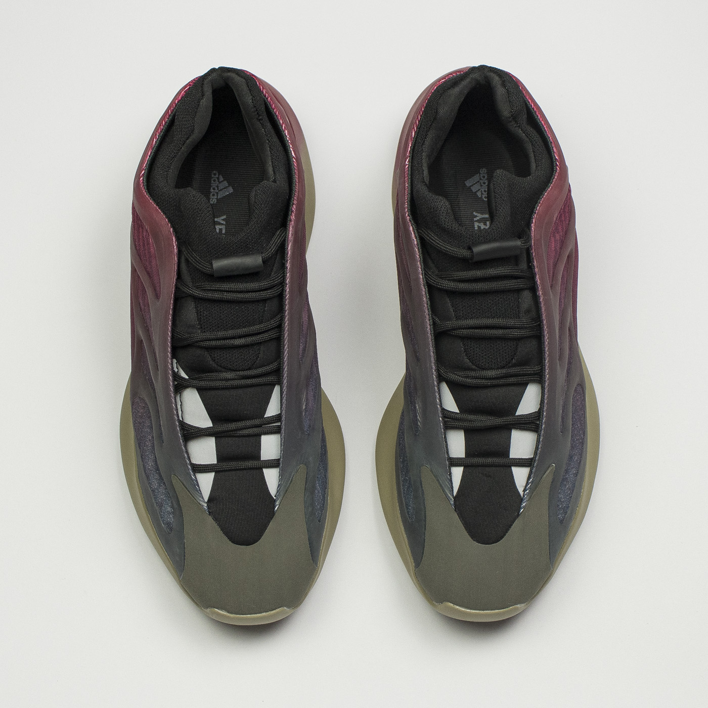 Кроссовки Adidas Yeezy Boost 700 v3 Wmns Fade Carbon Кроссовки Adidas Yeezy Boost 700 v3 Wmns Fade Carbon