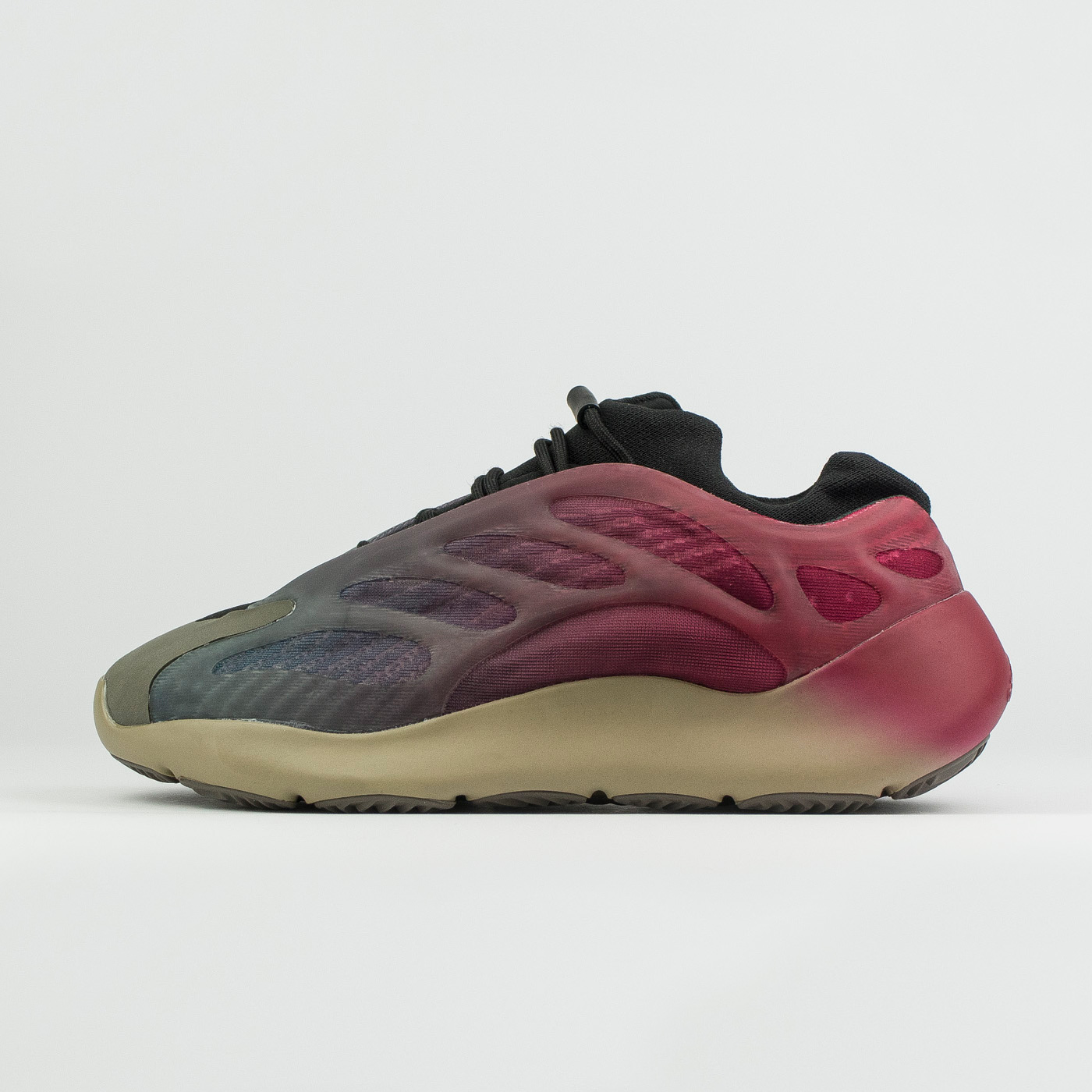 Кроссовки Adidas Yeezy Boost 700 v3 Wmns Fade Carbon Кроссовки Adidas Yeezy Boost 700 v3 Wmns Fade Carbon