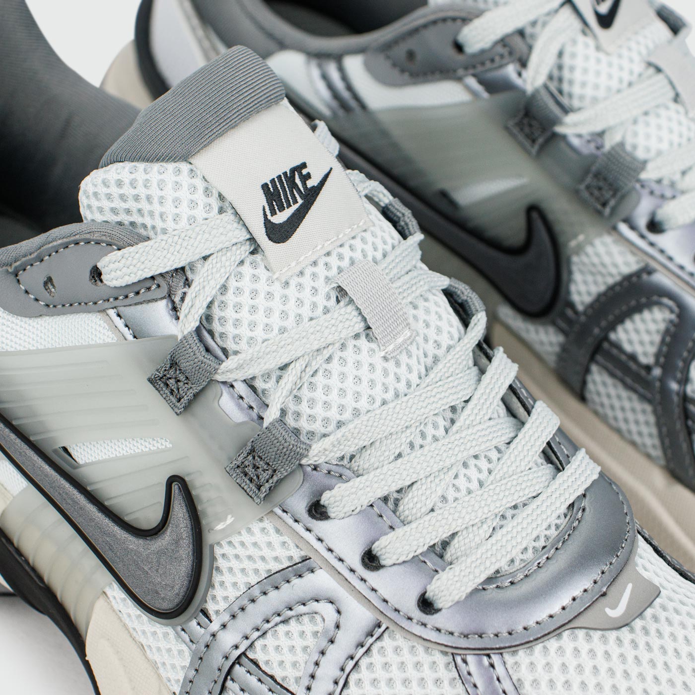 Кроссовки Nike V2K Run D.Grey / White Кроссовки Nike V2K Run D.Grey / White